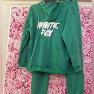 Trendy Fox Boutique🦊 Green tracksuit  Sweatshirt and Pants .
US XL